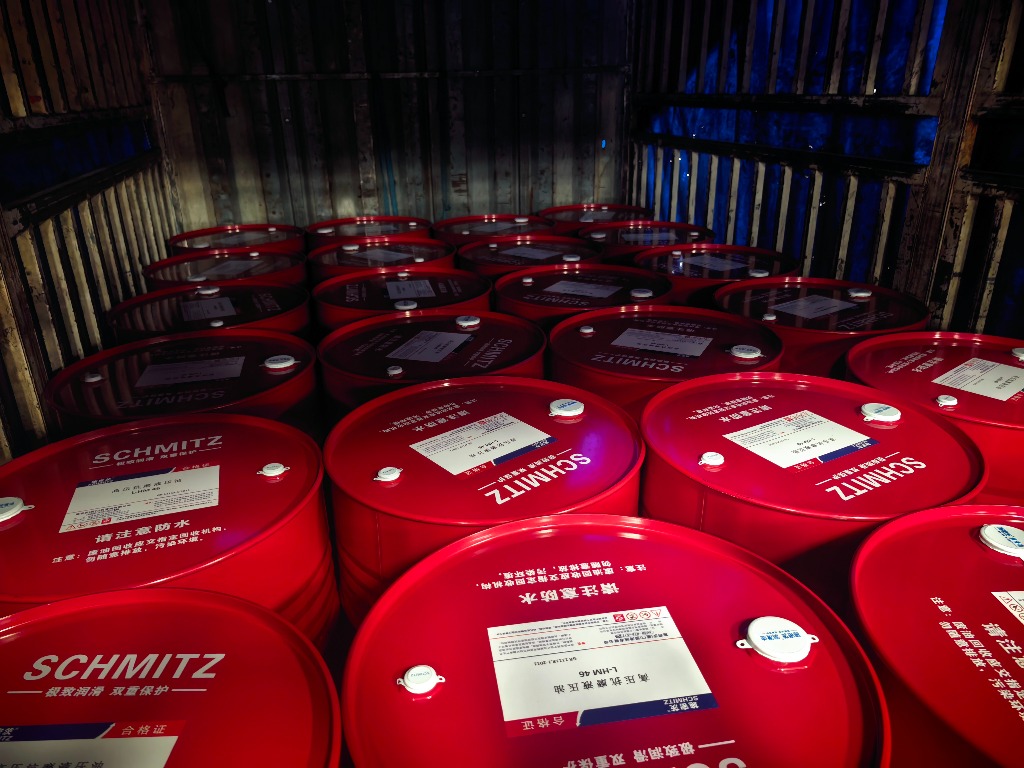 L-HM 46 hydraulic oil drums loaded in container