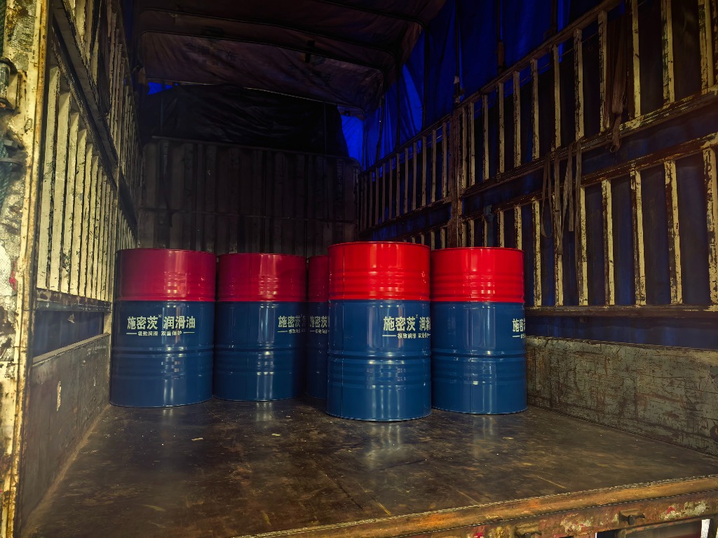 OEM private label contract blending steel drums loaded in freight truck for dispatch