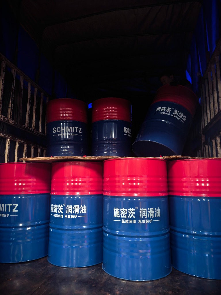 Two-tier 208L steel drum container loading process with wooden dunnage separator boards